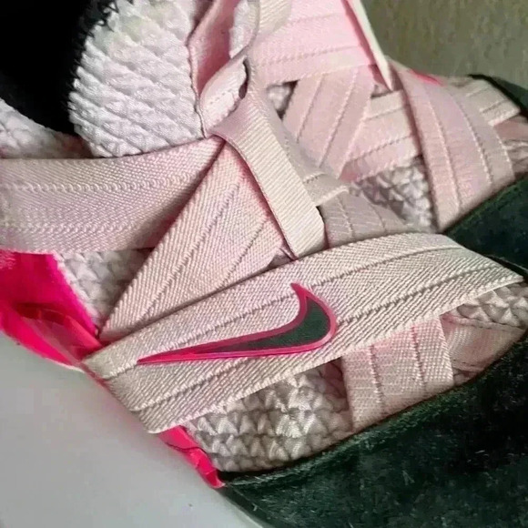Nike LeBron Soldier 12 GS 'Pink Foam’ size 7y - Picture 3 of 9